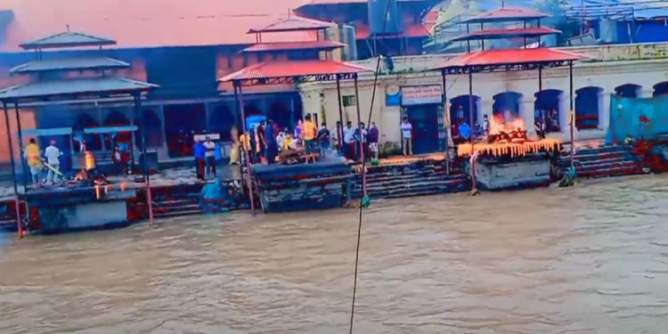 पशुपतिमा जलाउँदै गरेको शवको हड्डी पाँच सय रुपैयाँमा बेचियो