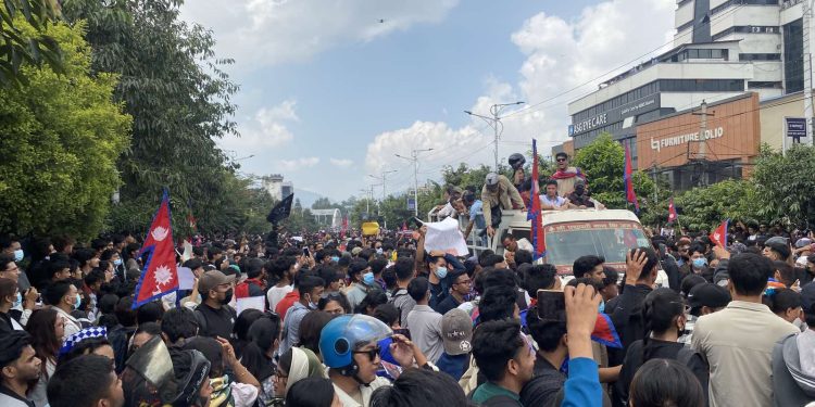 नयाँ बानेश्वरमा जेनजीको प्रदर्शन, प्रहरीले चलायो गोली