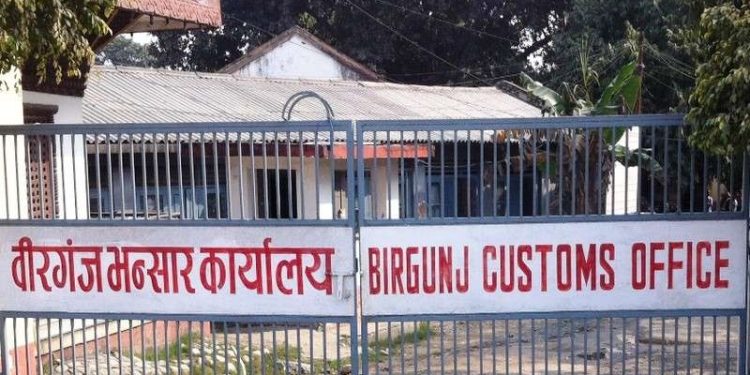 वीरगञ्ज नाका हुँदै तीन महिनामा ८ अर्ब ७० करोड रुपैयाँका गाडी भित्रिए
