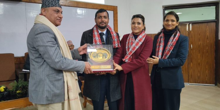 नेशनल मेडिकल कलेज द्वारा डीन प्रा.डा.र क्याम्पस प्रमुख सम्मानित