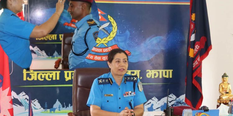 झापा एसपी बसुन्धरा खड्काद्वारा बढुवा भएका प्रहरीलाई दर्ज्यानी चिन्ह प्रदान