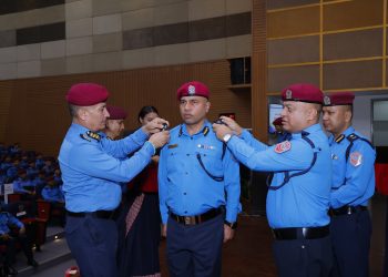 प्रहरी महानिरीक्षक कार्कीद्वारा १० प्राविधिक प्रहरी अधिकृतलाई दर्ज्यानी चिन्ह प्रदान