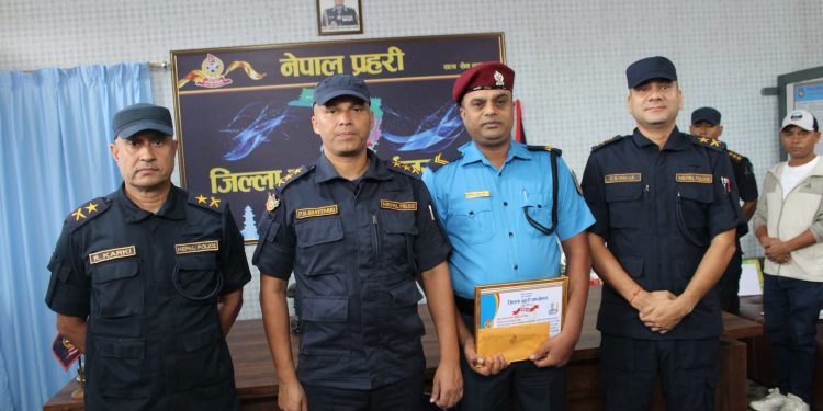 भदौ महिनाको ‘उत्कृष्ट प्रहरी’ घोषित, प्रहरी सहायक हवल्दार जितेन्द्र प्रसाद यादव सम्मानित