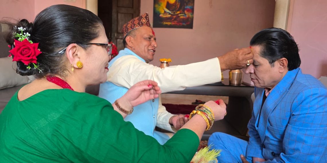 आफ्नै परिवारसँग दसैँको टीका लगाउँदै बाढीपीडितलाई सहयोग गर्दै ऋषि धमला