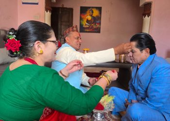 आफ्नै परिवारसँग दसैँको टीका लगाउँदै बाढीपीडितलाई सहयोग गर्दै ऋषि धमला
